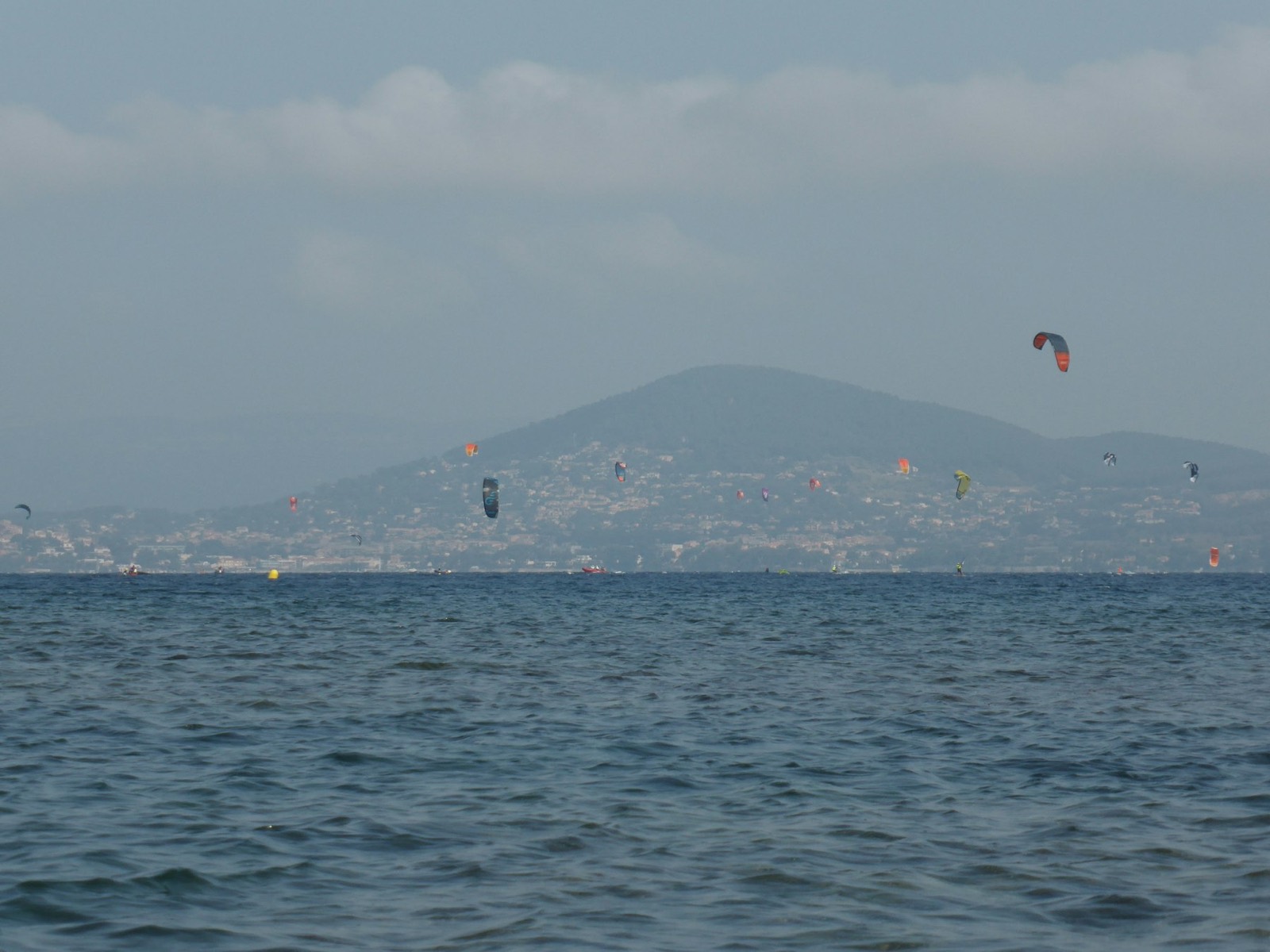 Kitesurf devant la rade de Hyères, un jour de mistral